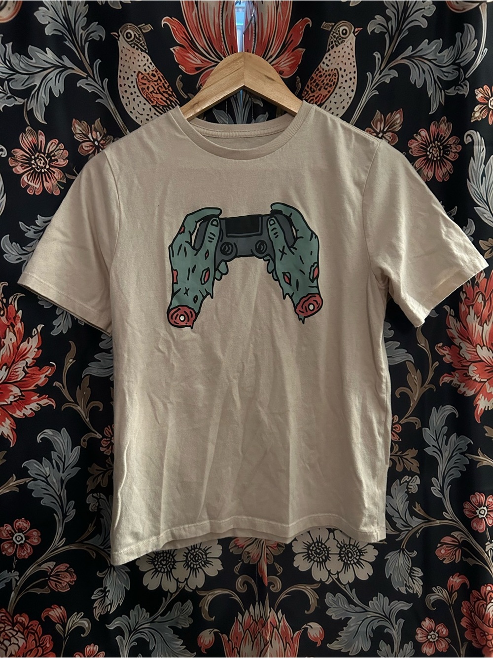 Youth XL/ Adult S-M Beige Tee with Green Zombie Gamer Hands Playing Controller
